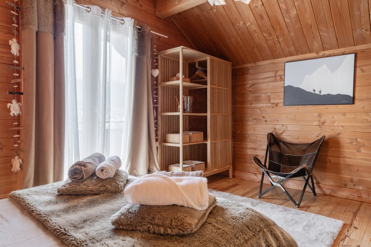 Chambre Granon — penderie et fauteuil