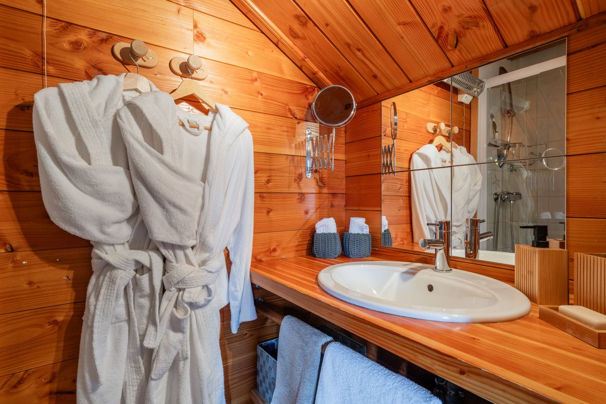 Chambre Izoard — salle de bain et peignoirs