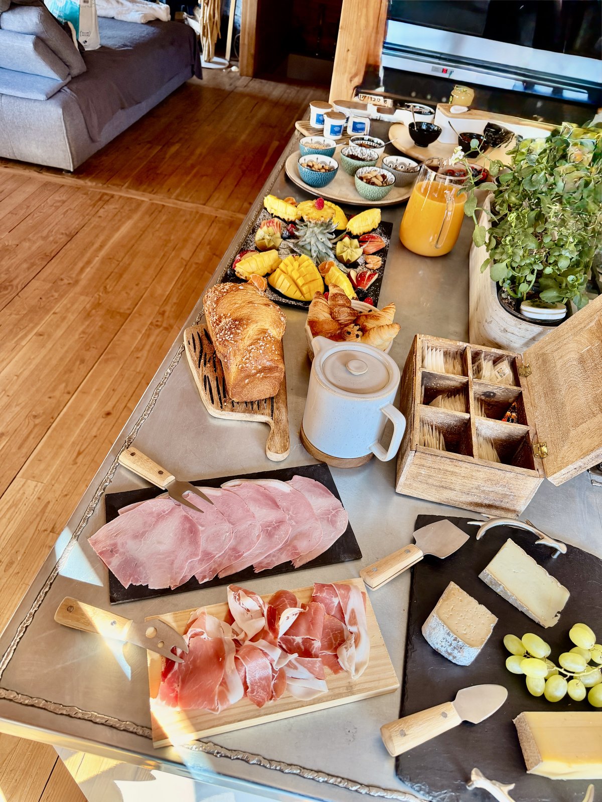 Petit-déjeuner — plateau salé et sucré