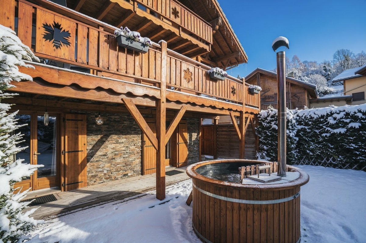 Bain norvégien sur la terrasse enneigée