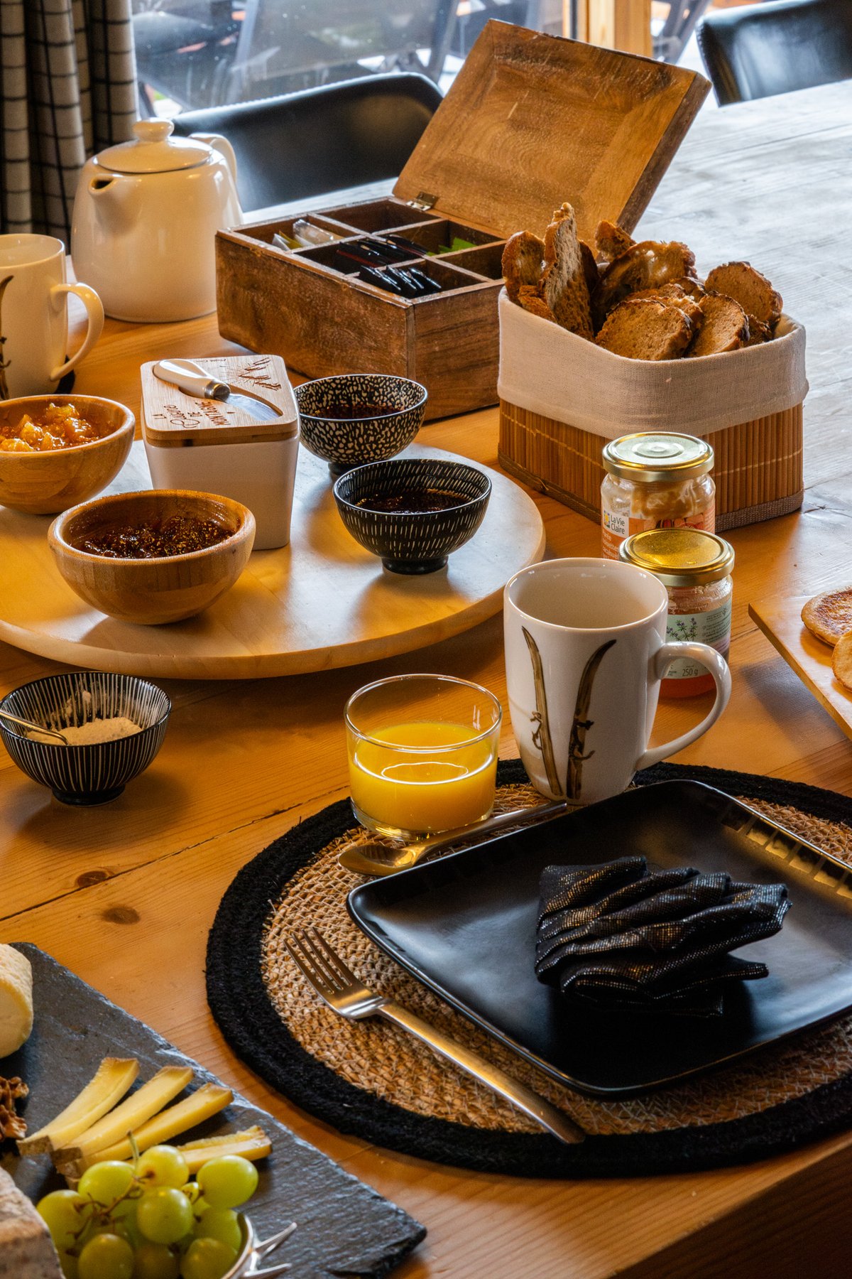 Petit-déjeuner — table dressée