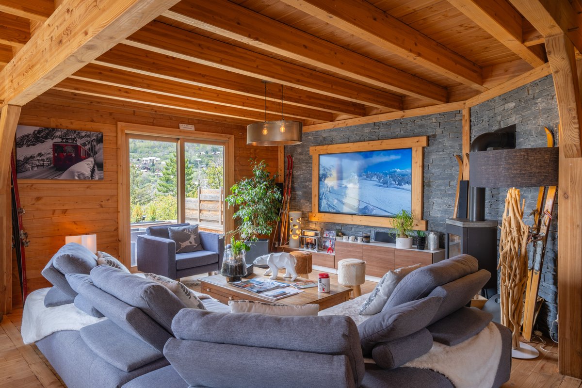 Salon avec canapé et vue sur la montagne